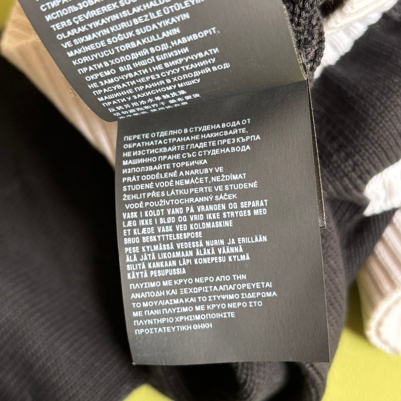 暫訂::專櫃新款 ::PRADA:: 黑色針織品牌字母白邊棉質圓領毛衣 上衣 42號-9