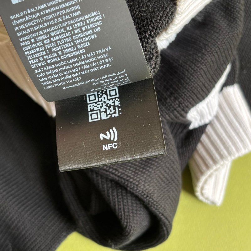 暫訂::專櫃新款 ::PRADA:: 黑色針織品牌字母白邊棉質圓領毛衣 上衣 42號-10