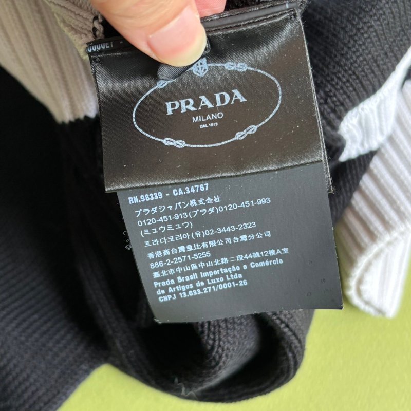 暫訂::專櫃新款 ::PRADA:: 黑色針織品牌字母白邊棉質圓領毛衣 上衣 42號-12