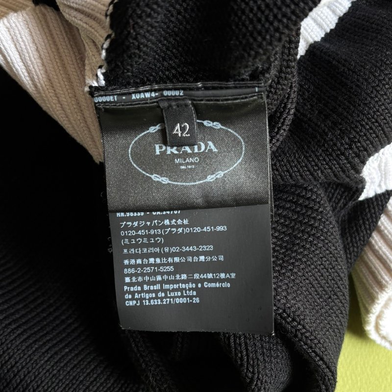暫訂::專櫃新款 ::PRADA:: 黑色針織品牌字母白邊棉質圓領毛衣 上衣 42號-13