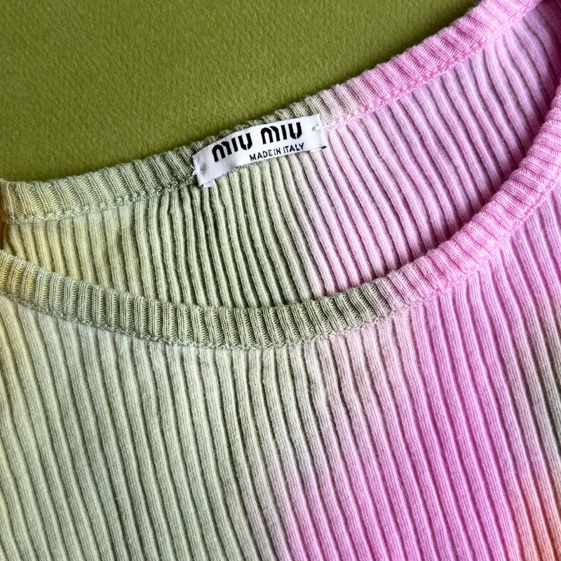 ::MIUMIU:: 春夏粉彩綠坑條合身上衣 Logo Print Top in Tie Dye Ribbed Knit Jersey-9