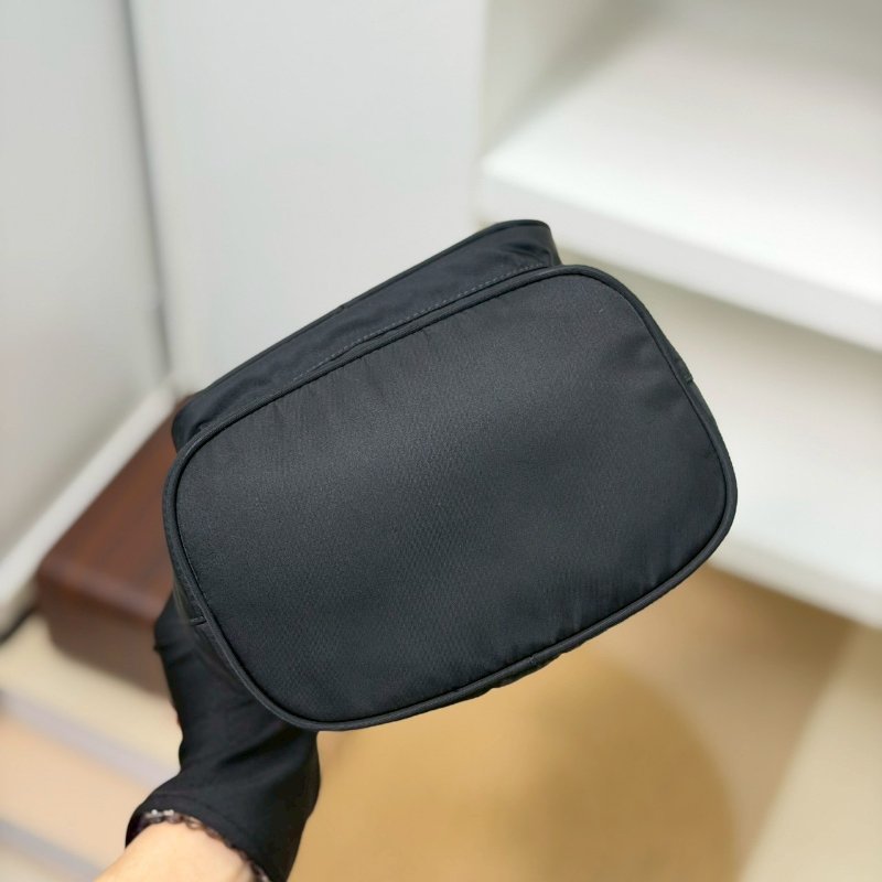 （稀有補貨✨✨）🏷️Prada 普拉達．Duet Re-Nylon 小水桶-8