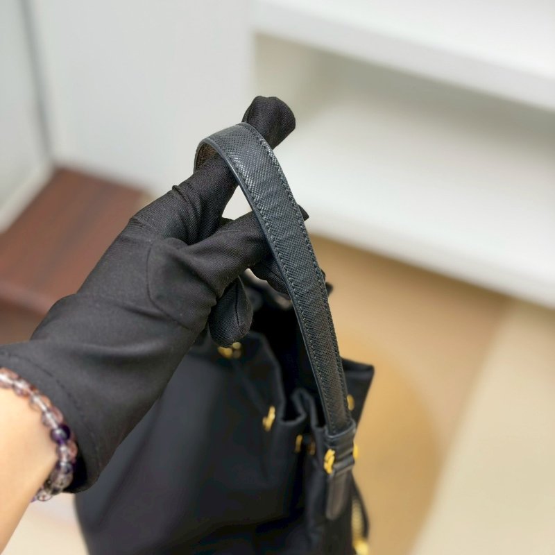 （稀有補貨✨✨）🏷️Prada 普拉達．Duet Re-Nylon 小水桶-9