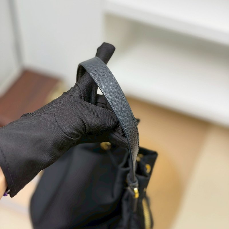 （稀有補貨✨✨）🏷️Prada 普拉達．Duet Re-Nylon 小水桶-10