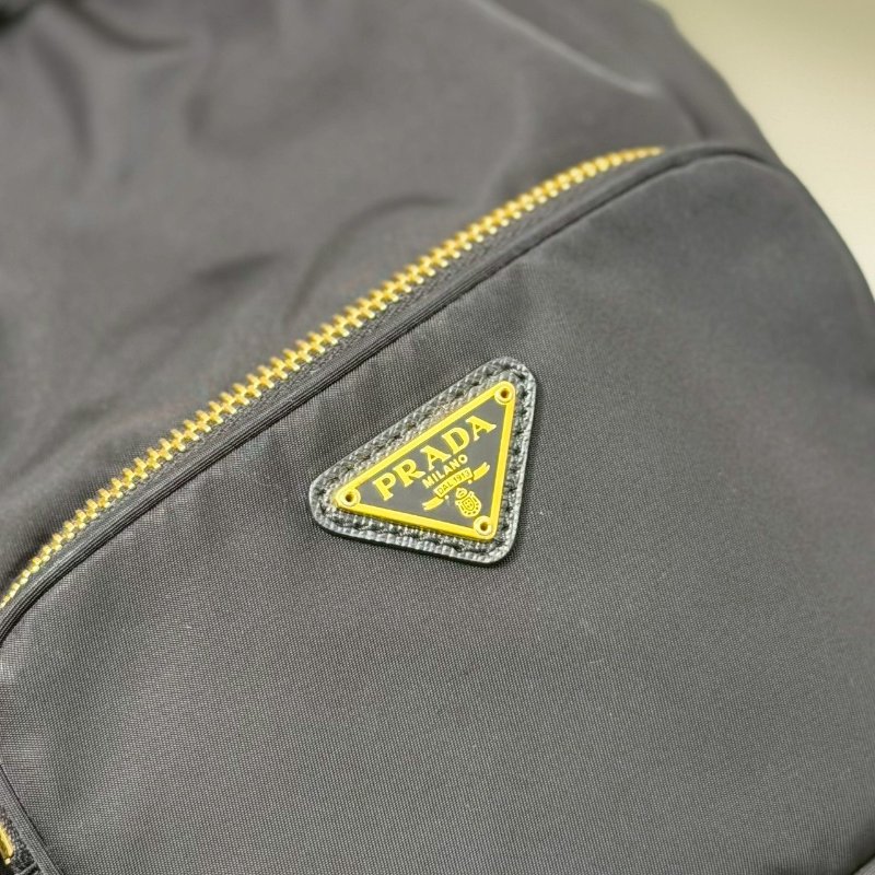 （稀有補貨✨✨）🏷️Prada 普拉達．Duet Re-Nylon 小水桶-11