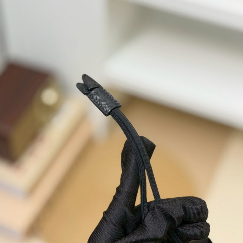 （稀有補貨✨✨）🏷️Prada 普拉達．Duet Re-Nylon 小水桶-13