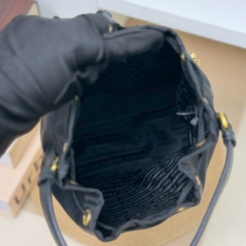 （稀有補貨✨✨）🏷️Prada 普拉達．Duet Re-Nylon 小水桶-14