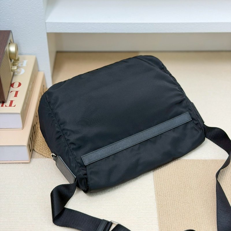 (男女通殺款🖤🖤)🏷️Prada 普拉達.Re-Nylon 尼龍郵差包 小號-1