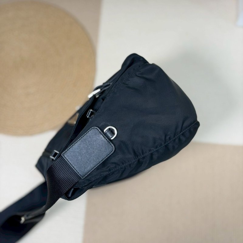 (男女通殺款🖤🖤)🏷️Prada 普拉達.Re-Nylon 尼龍郵差包 小號-2