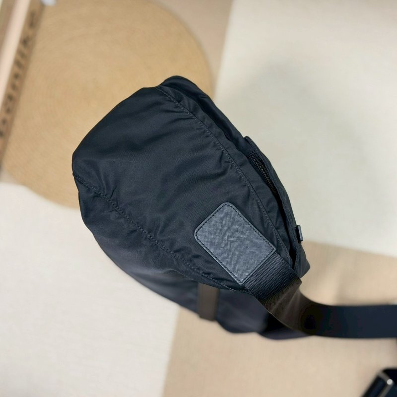 (男女通殺款🖤🖤)🏷️Prada 普拉達.Re-Nylon 尼龍郵差包 小號-3