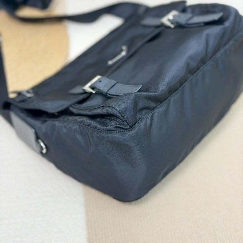 (男女通殺款🖤🖤)🏷️Prada 普拉達.Re-Nylon 尼龍郵差包 小號-4