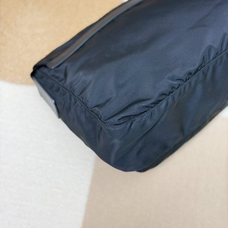 (男女通殺款🖤🖤)🏷️Prada 普拉達.Re-Nylon 尼龍郵差包 小號-6