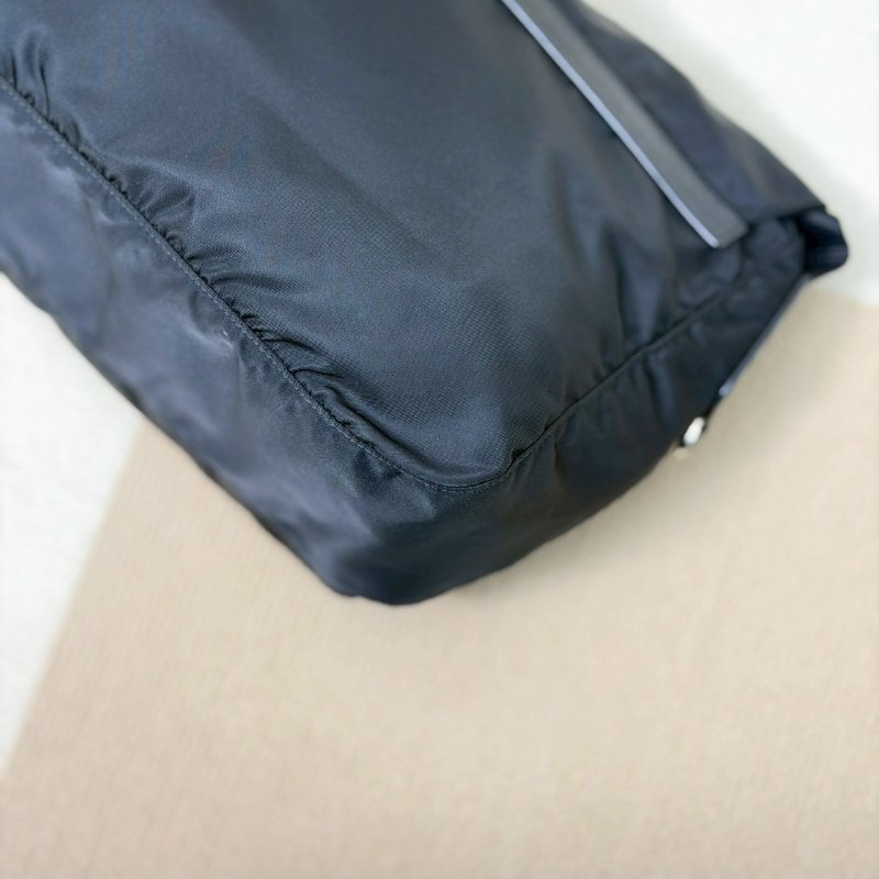 (男女通殺款🖤🖤)🏷️Prada 普拉達.Re-Nylon 尼龍郵差包 小號-7