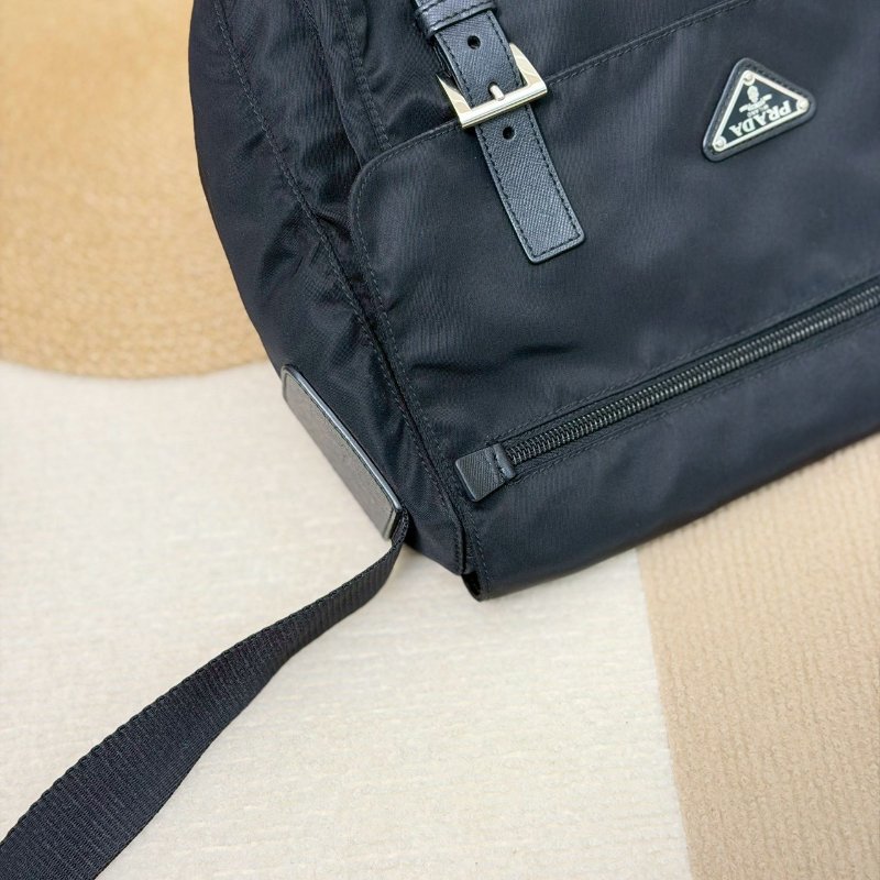 (男女通殺款🖤🖤)🏷️Prada 普拉達.Re-Nylon 尼龍郵差包 小號-8