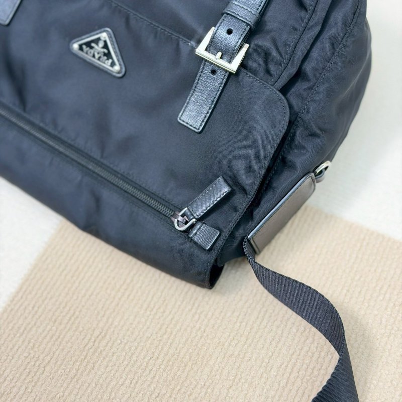 (男女通殺款🖤🖤)🏷️Prada 普拉達.Re-Nylon 尼龍郵差包 小號-9