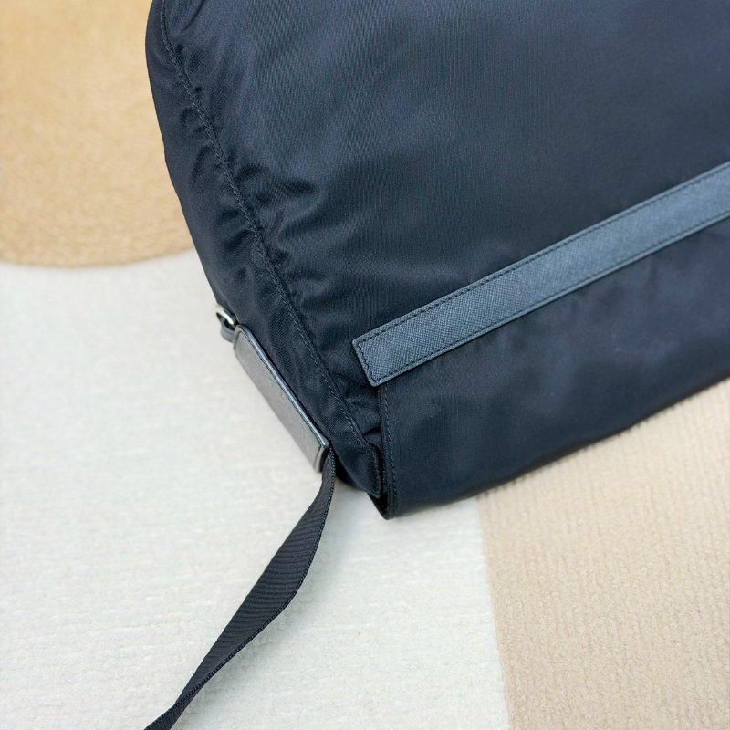 (男女通殺款🖤🖤)🏷️Prada 普拉達.Re-Nylon 尼龍郵差包 小號-10