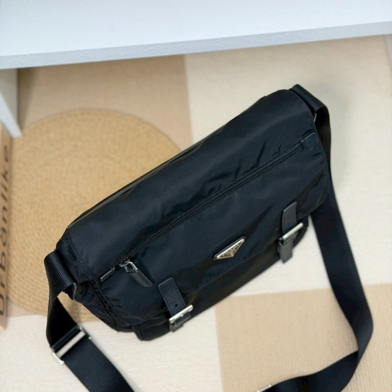 (男女通殺款🖤🖤)🏷️Prada 普拉達.Re-Nylon 尼龍郵差包 小號-13