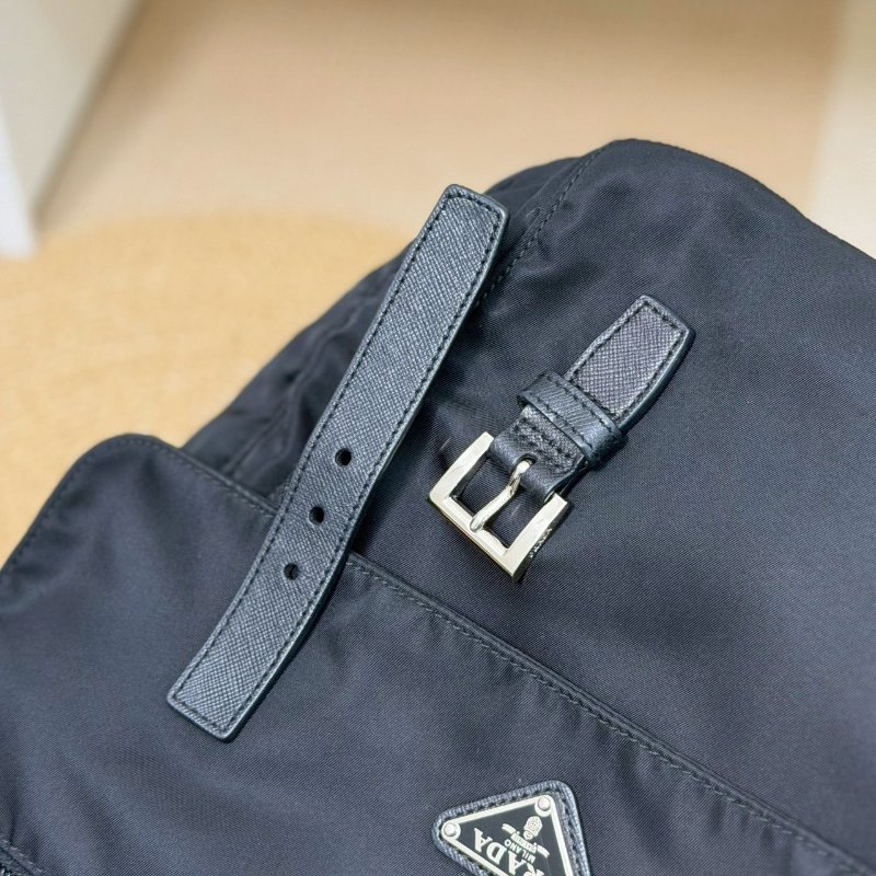 (男女通殺款🖤🖤)🏷️Prada 普拉達.Re-Nylon 尼龍郵差包 小號-15