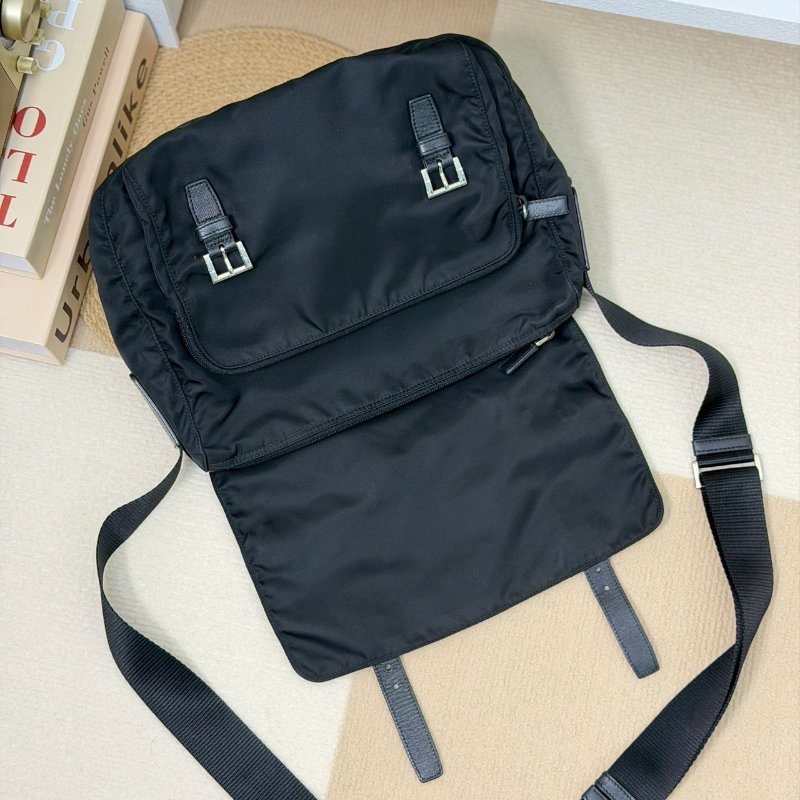 (男女通殺款🖤🖤)🏷️Prada 普拉達.Re-Nylon 尼龍郵差包 小號-17