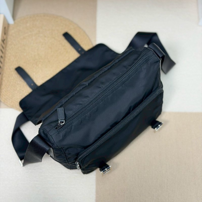 (男女通殺款🖤🖤)🏷️Prada 普拉達.Re-Nylon 尼龍郵差包 小號-18