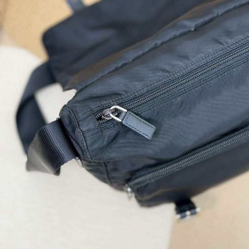 (男女通殺款🖤🖤)🏷️Prada 普拉達.Re-Nylon 尼龍郵差包 小號-19