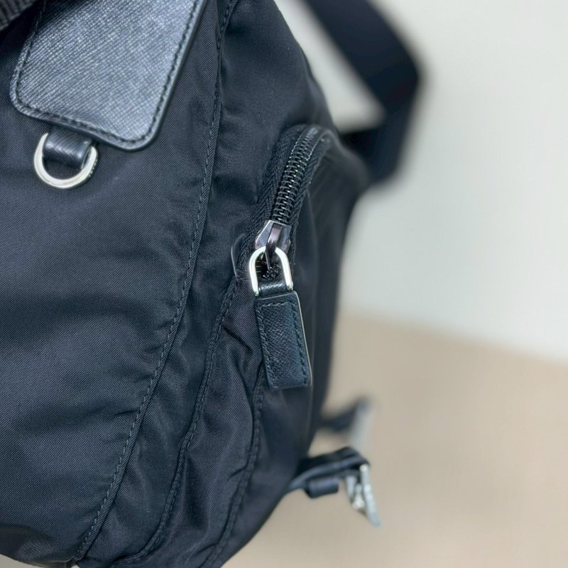 (男女通殺款🖤🖤)🏷️Prada 普拉達.Re-Nylon 尼龍郵差包 小號-20