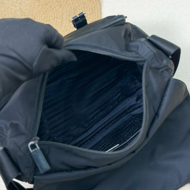 (男女通殺款🖤🖤)🏷️Prada 普拉達.Re-Nylon 尼龍郵差包 小號-21