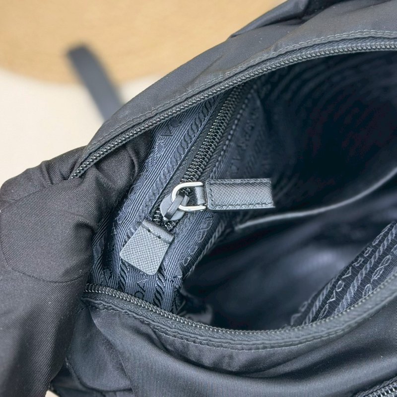 (男女通殺款🖤🖤)🏷️Prada 普拉達.Re-Nylon 尼龍郵差包 小號-23