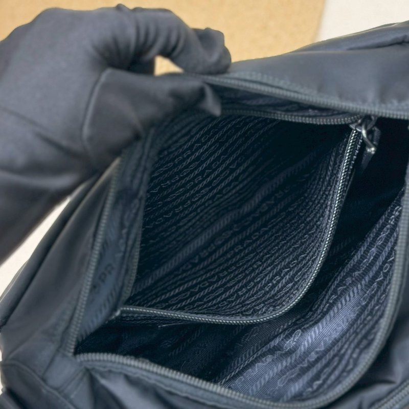 (男女通殺款🖤🖤)🏷️Prada 普拉達.Re-Nylon 尼龍郵差包 小號-24