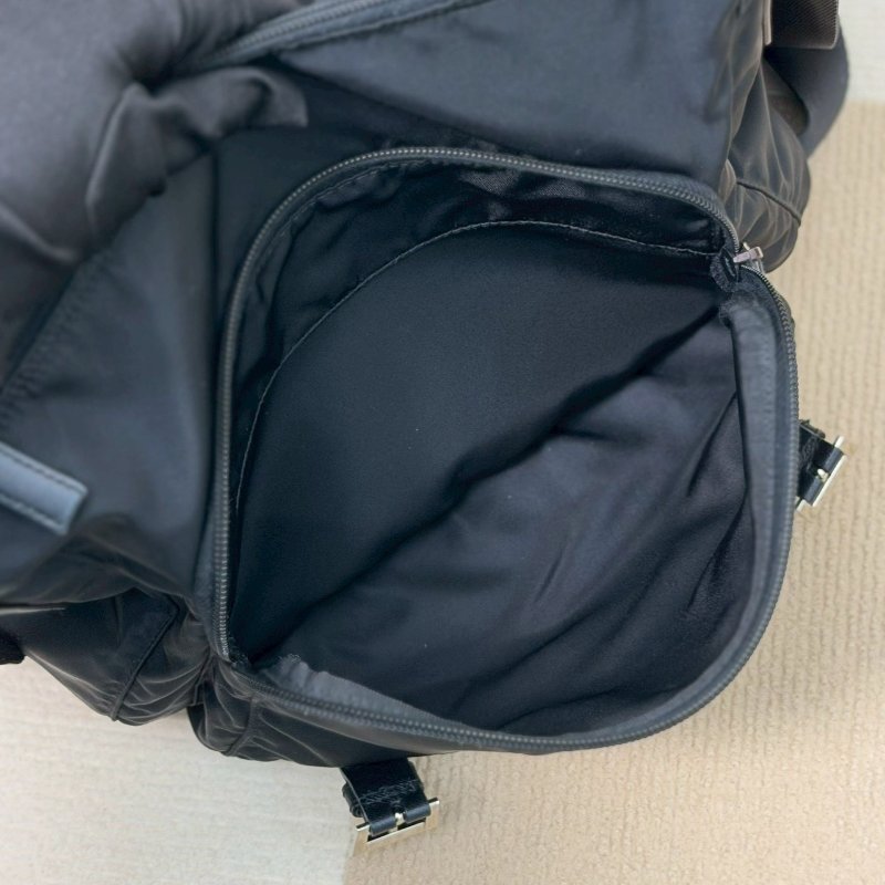 (男女通殺款🖤🖤)🏷️Prada 普拉達.Re-Nylon 尼龍郵差包 小號-26