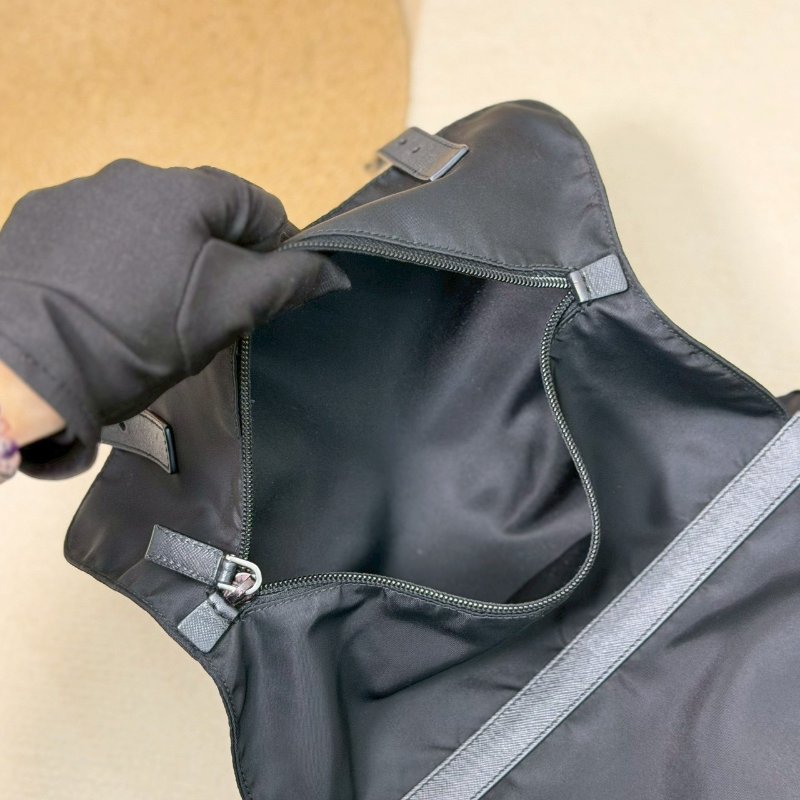 (男女通殺款🖤🖤)🏷️Prada 普拉達.Re-Nylon 尼龍郵差包 小號-27