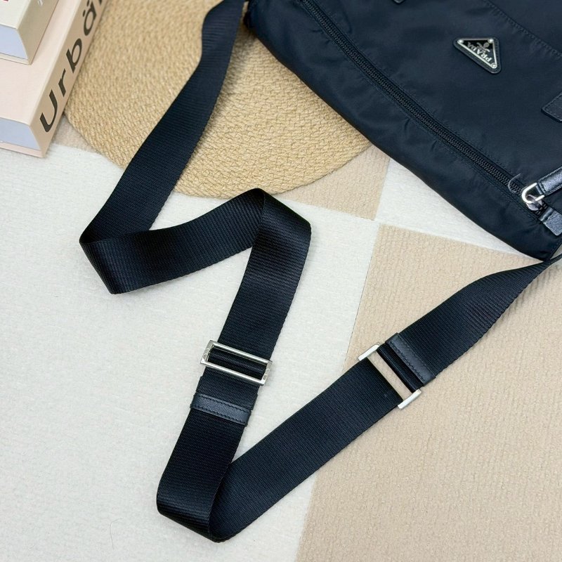 (男女通殺款🖤🖤)🏷️Prada 普拉達.Re-Nylon 尼龍郵差包 小號-31