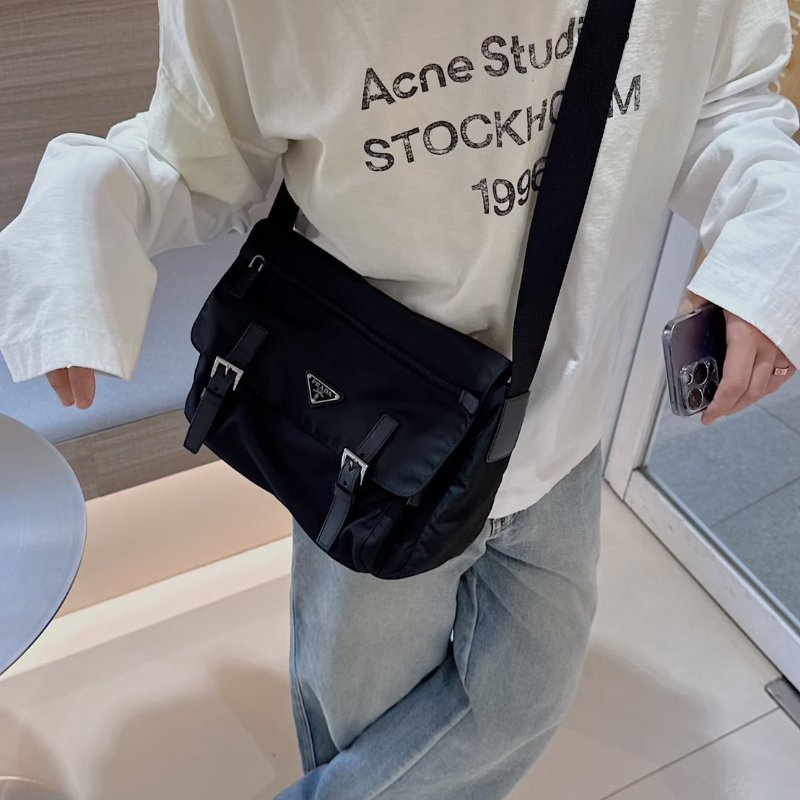 (男女通殺款🖤🖤)🏷️Prada 普拉達.Re-Nylon 尼龍郵差包 小號-32