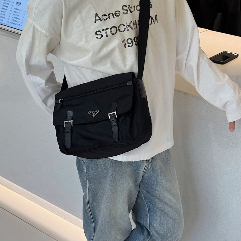 (男女通殺款🖤🖤)🏷️Prada 普拉達.Re-Nylon 尼龍郵差包 小號-33