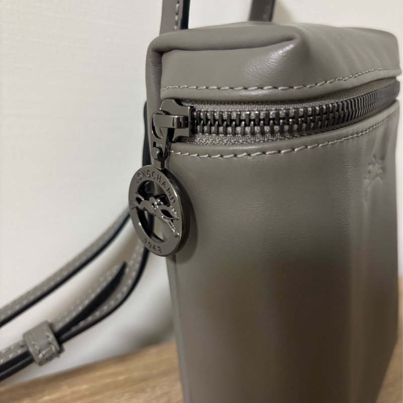 LONGCHAMP 斑鳩灰 迷你 手機包 LE PLIAGE XTRA系列牛皮直式斜背包-1