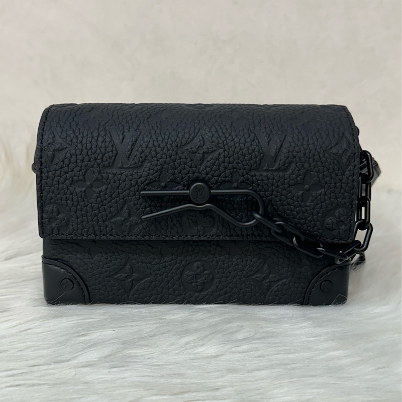 LV M81746 黑色牛皮壓紋斜背包 steamer-0