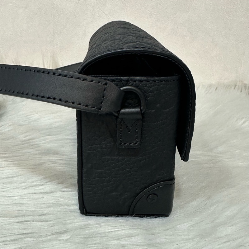 LV M81746 黑色牛皮壓紋斜背包 steamer-1