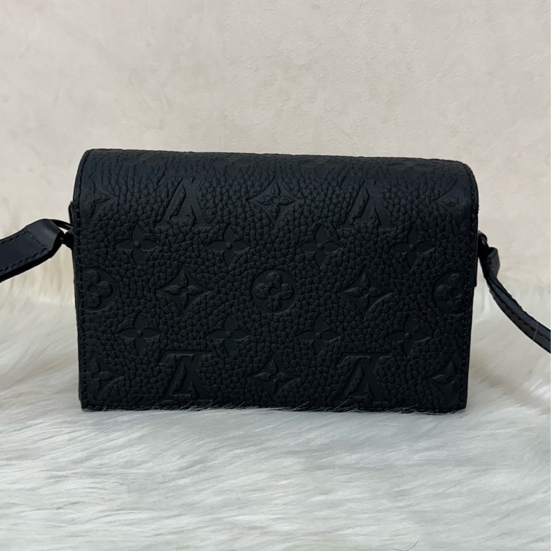 LV M81746 黑色牛皮壓紋斜背包 steamer-2