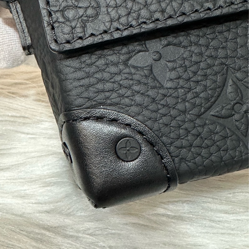 LV M81746 黑色牛皮壓紋斜背包 steamer-4