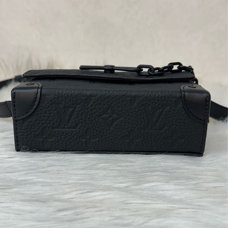 LV M81746 黑色牛皮壓紋斜背包 steamer-5