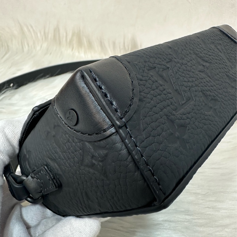 LV M81746 黑色牛皮壓紋斜背包 steamer-6