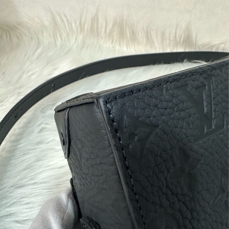 LV M81746 黑色牛皮壓紋斜背包 steamer-7