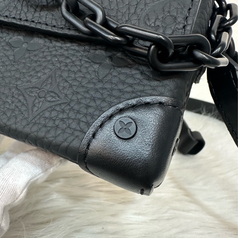 LV M81746 黑色牛皮壓紋斜背包 steamer-8