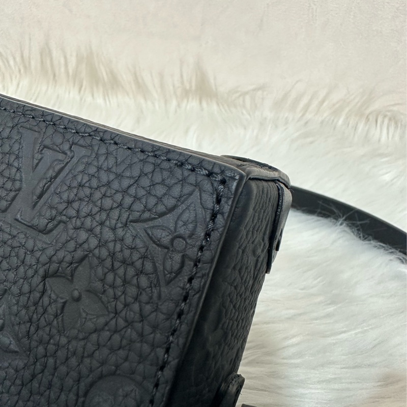 LV M81746 黑色牛皮壓紋斜背包 steamer-10