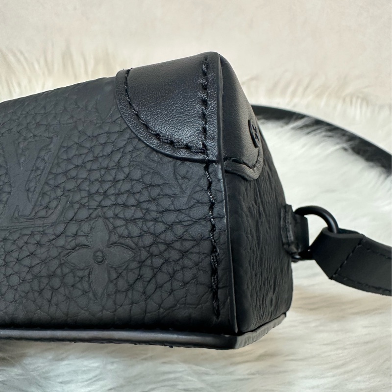 LV M81746 黑色牛皮壓紋斜背包 steamer-11
