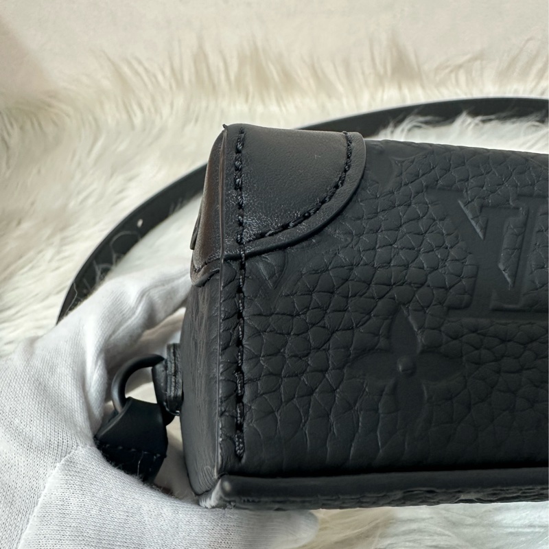 LV M81746 黑色牛皮壓紋斜背包 steamer-12