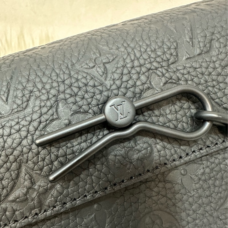 LV M81746 黑色牛皮壓紋斜背包 steamer-13