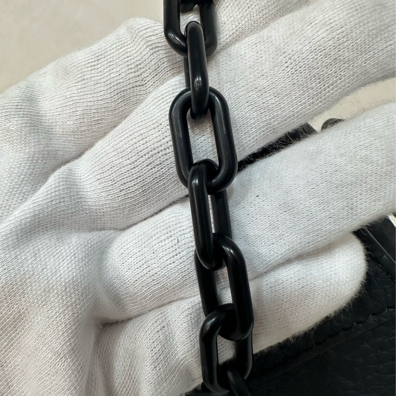 LV M81746 黑色牛皮壓紋斜背包 steamer-14