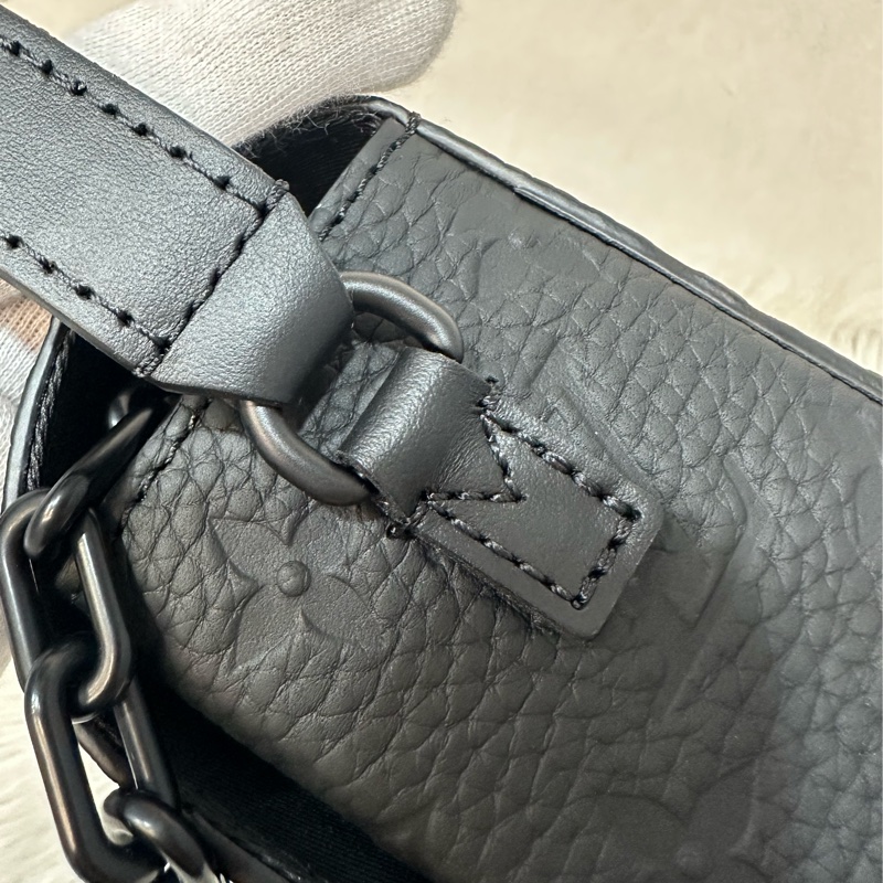 LV M81746 黑色牛皮壓紋斜背包 steamer-15