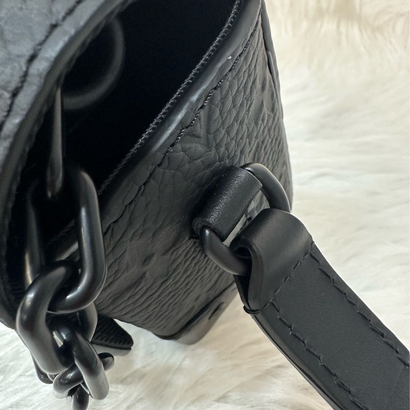 LV M81746 黑色牛皮壓紋斜背包 steamer-16